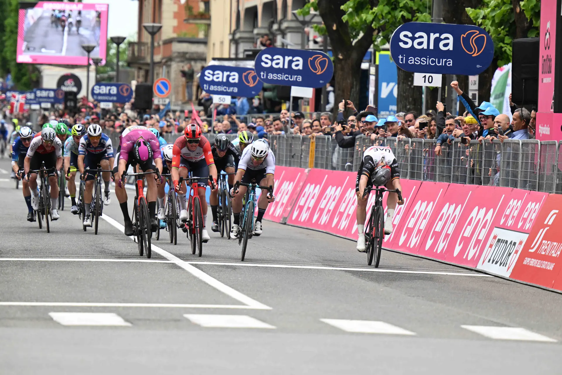 Jonathan Milan tras la foto finish de la 11ª etapa del Giro de Italia: "No puedo negar que pensé que había ganado"