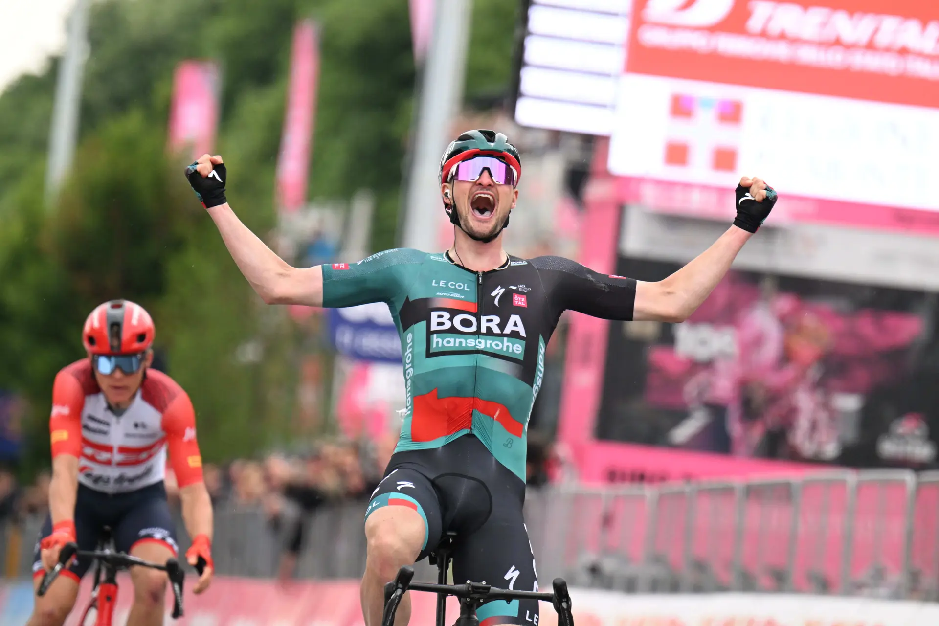 ¡Un final de infarto en la 14ª etapa del Giro de Italia se resuelve con la 2ª victoria de Nico Denz y Bruno Armirail como nuevo maglia rosa!