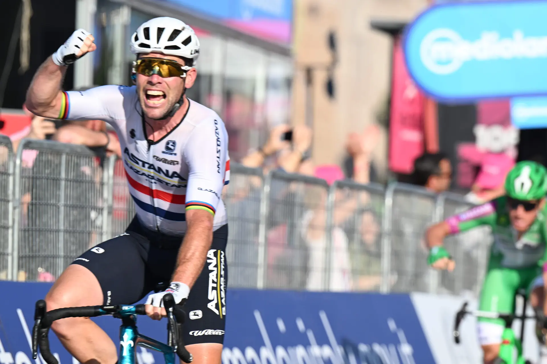 Tour de Hungría: Mark Cavendish destroza a Dylan Groenewegen y se lleva la segunda etapa