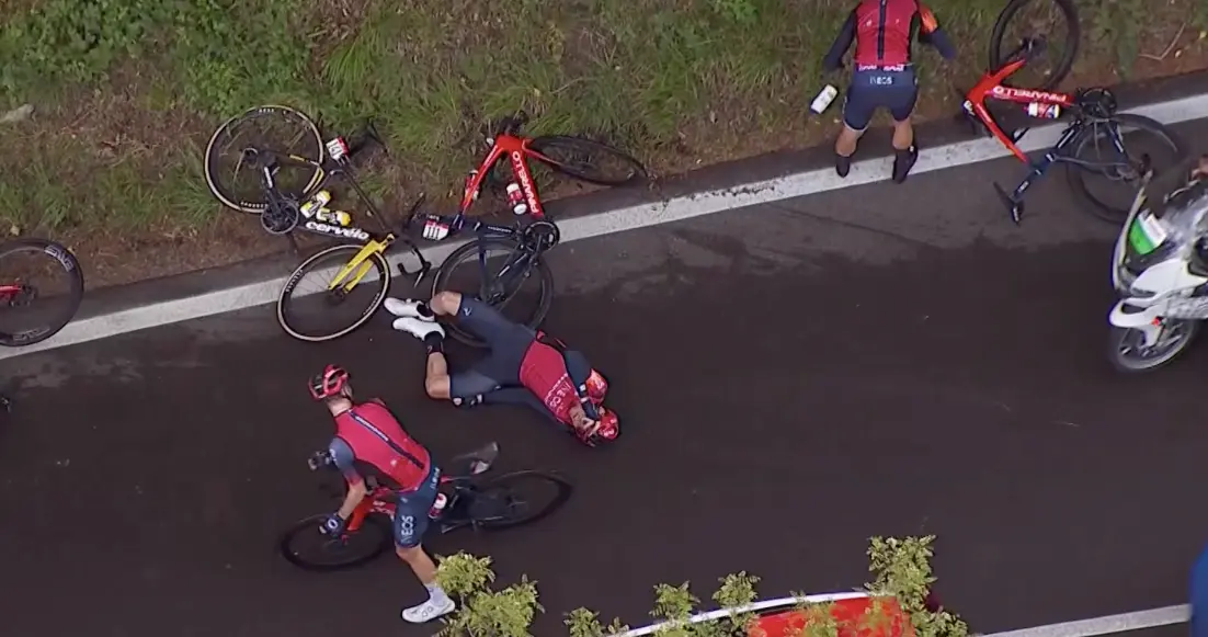 ¡Caída en cabeza del pelotón que deja fuera de carrera a Tao Geoghegan Hart! Thomas y Roglic, también implicados