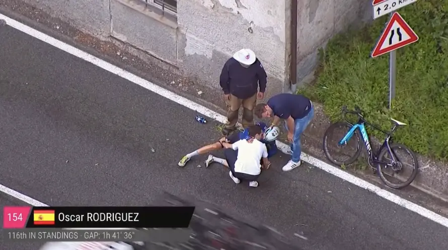 VÍDEO: Óscar Rodríguez se choca contra una casa, se da un golpetazo y se queda fuera del Giro