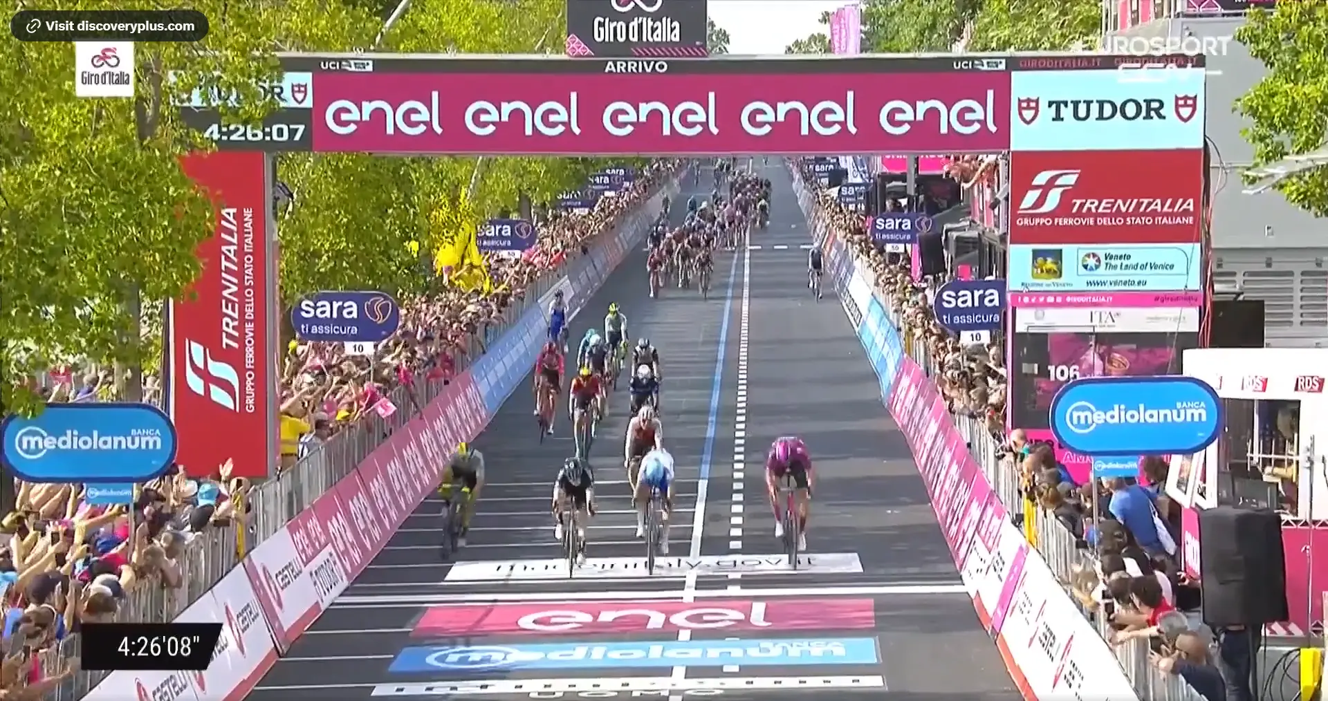VÍDEO: El tremendo momento en el que Alberto Dainese se impone con foto-finish a Matthews y Milan en la 17ª etapa del Giro