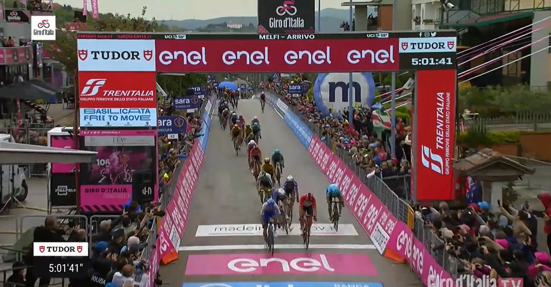 VÍDEO: La impresionante caída de Mark Cavendish en el esprint final de la accidentada etapa 5 en el Giro