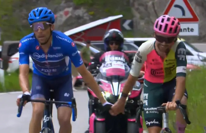 VÍDEO: ¡Ben Healy realiza un ataque loquísimo a Thibaut Pinot en la lucha por la Montaña!