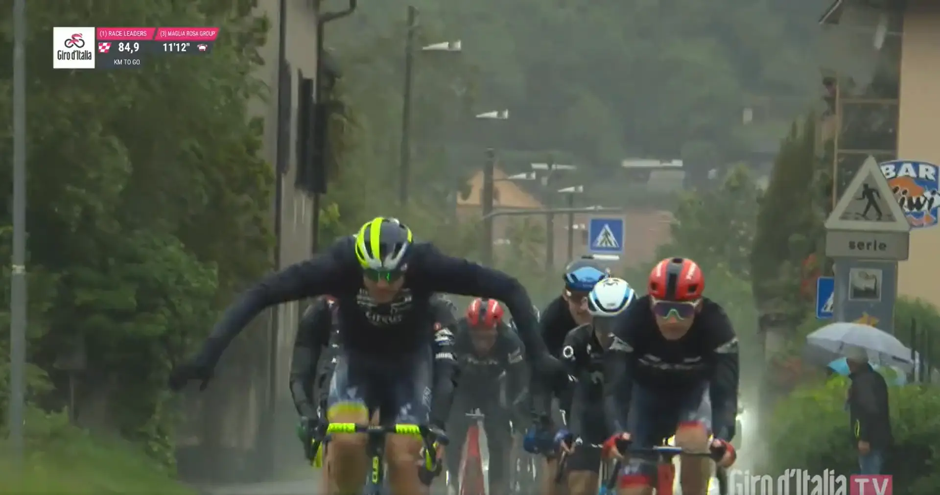 VÍDEO: Laurens Rex se divierte "bañándose bajo la lluvia" de la 14ª etapa del Giro de Italia