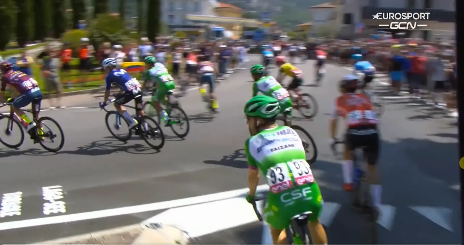 VÍDEO: Una rotonda causa una confusión tremenda en el Giro de Italia