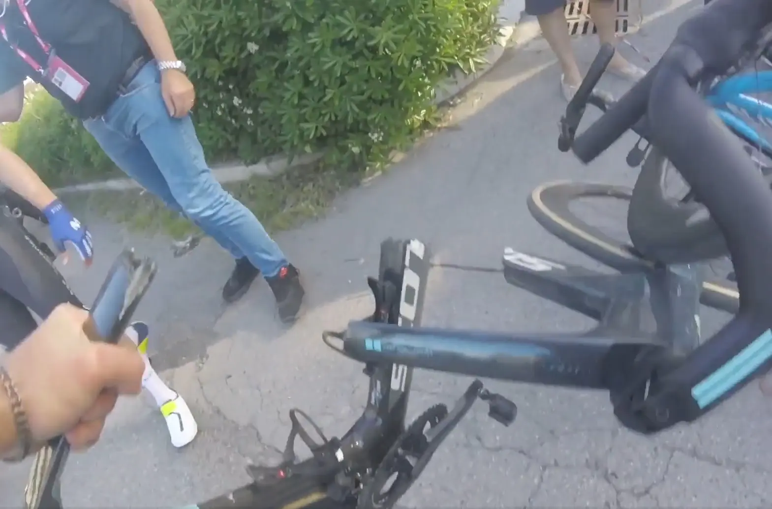 VÍDEO: DSM comparte sus impresiones desde dentro sobre la peligrosa caída masiva en el Giro y la bicicleta rota de Tusveld