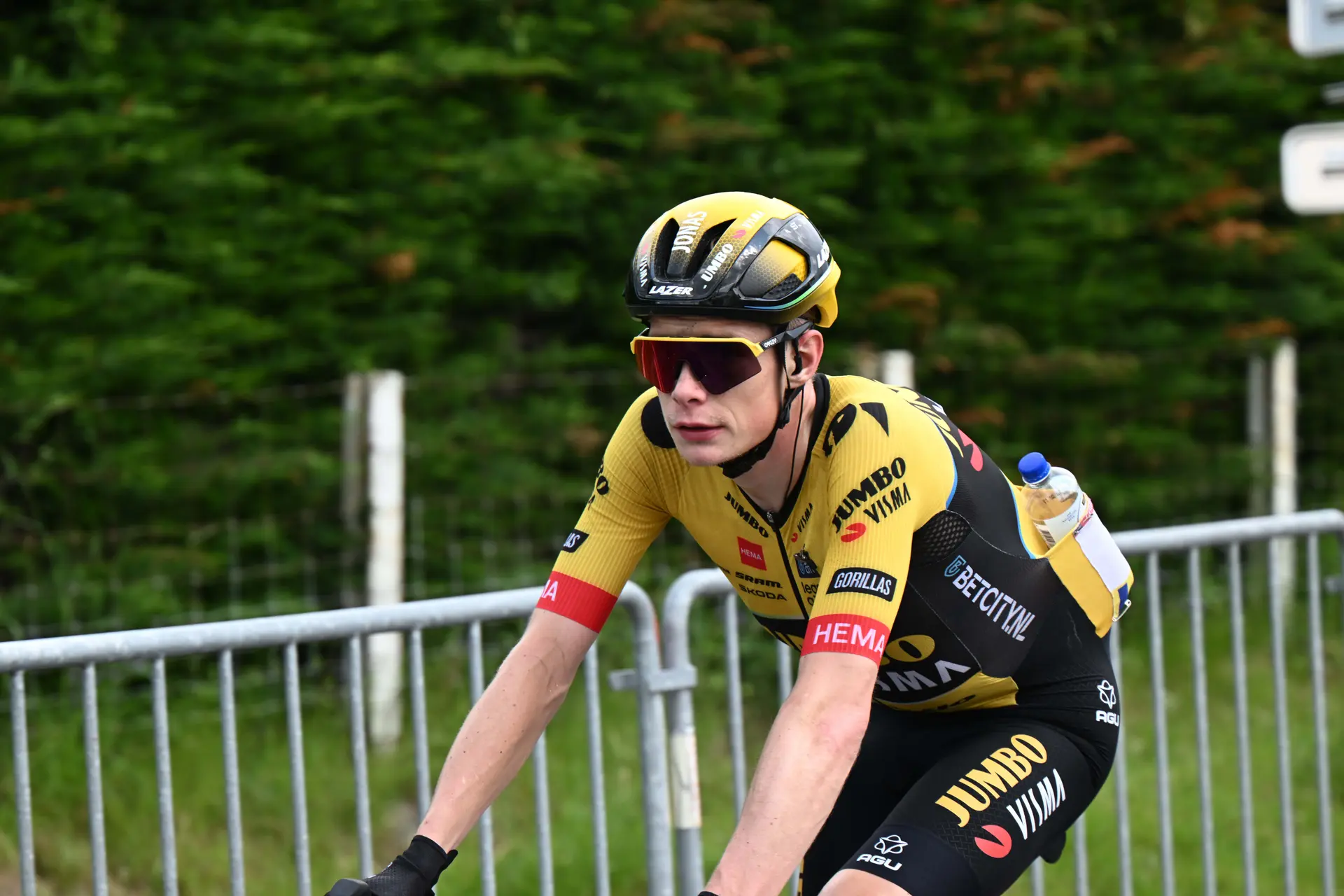 Vingegaard se acuerda de las víctimas del atentado de Annecy tras su triunfo en Dauphiné: "El ciclismo no importa ahora"