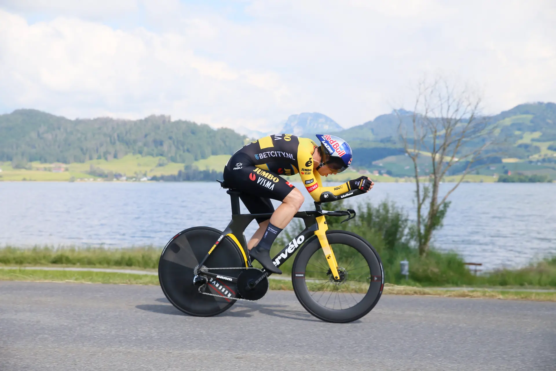 Wout van Aert vence en la contrarreloj de los nacionales belgas y Evenepoel queda fuera del podio por una caída