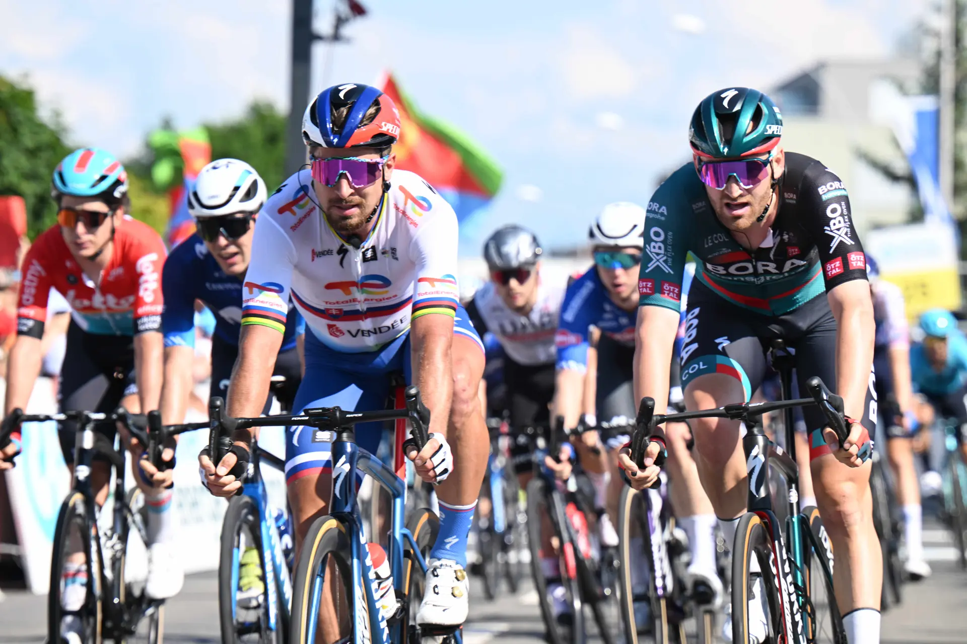 ¡Matúš Štoček le roba el campeonato de Eslovaquia a un Peter Sagan que se cayó sobre la línea de meta!