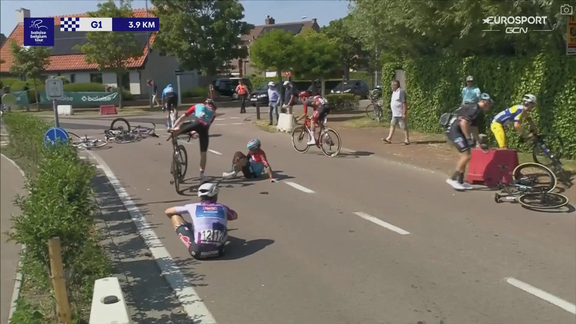 VÍDEO: ¡La (muy) desafortunada caída de Jasper Philipsen y Caleb Ewan en el Baloise Belgium Tour!
