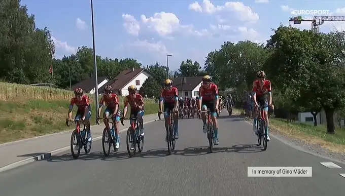 Conmovedoras escenas en la Vuelta a Suiza: El pelotón rinde homenaje a Gino Mäder