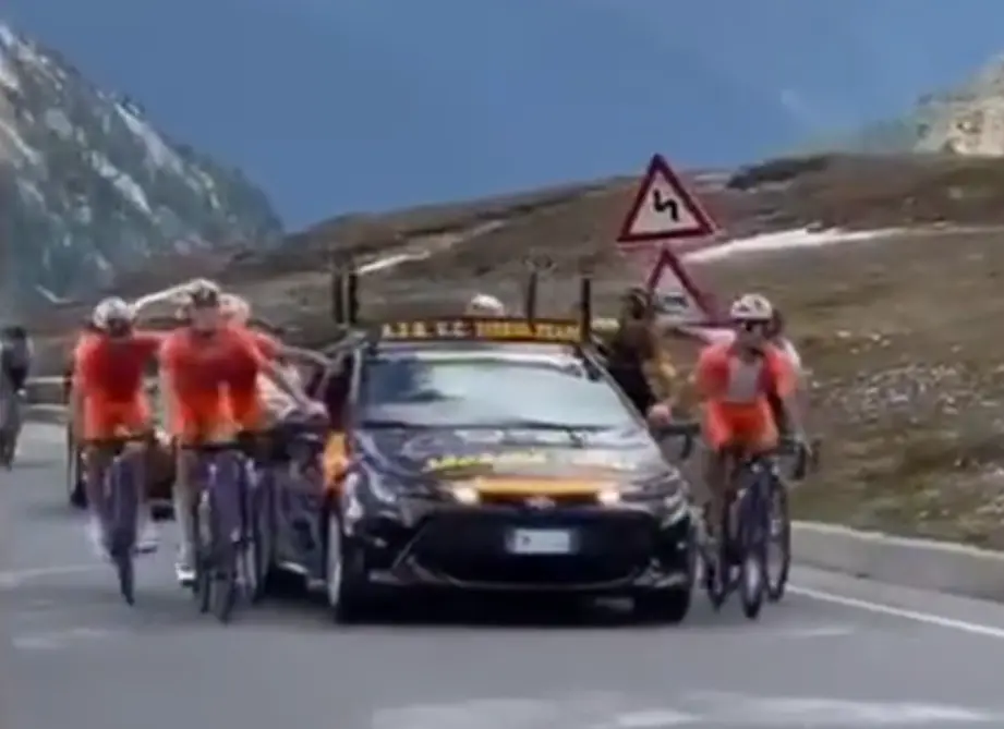 VÍDEO: ¡ESCÁNDALO! 24 corredores descalificados del Giro sub-23 por agarrarse a coches y motos en el Passo dello Stelvio