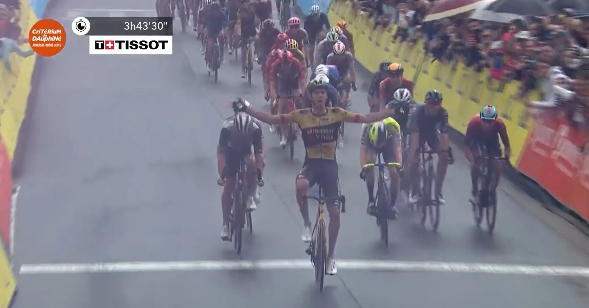 VÍDEO: El desgarrador final de la 1ª etapa del Dauphiné que dejó en vano el heroico esfuerzo de Herregodts en favor de Laporte