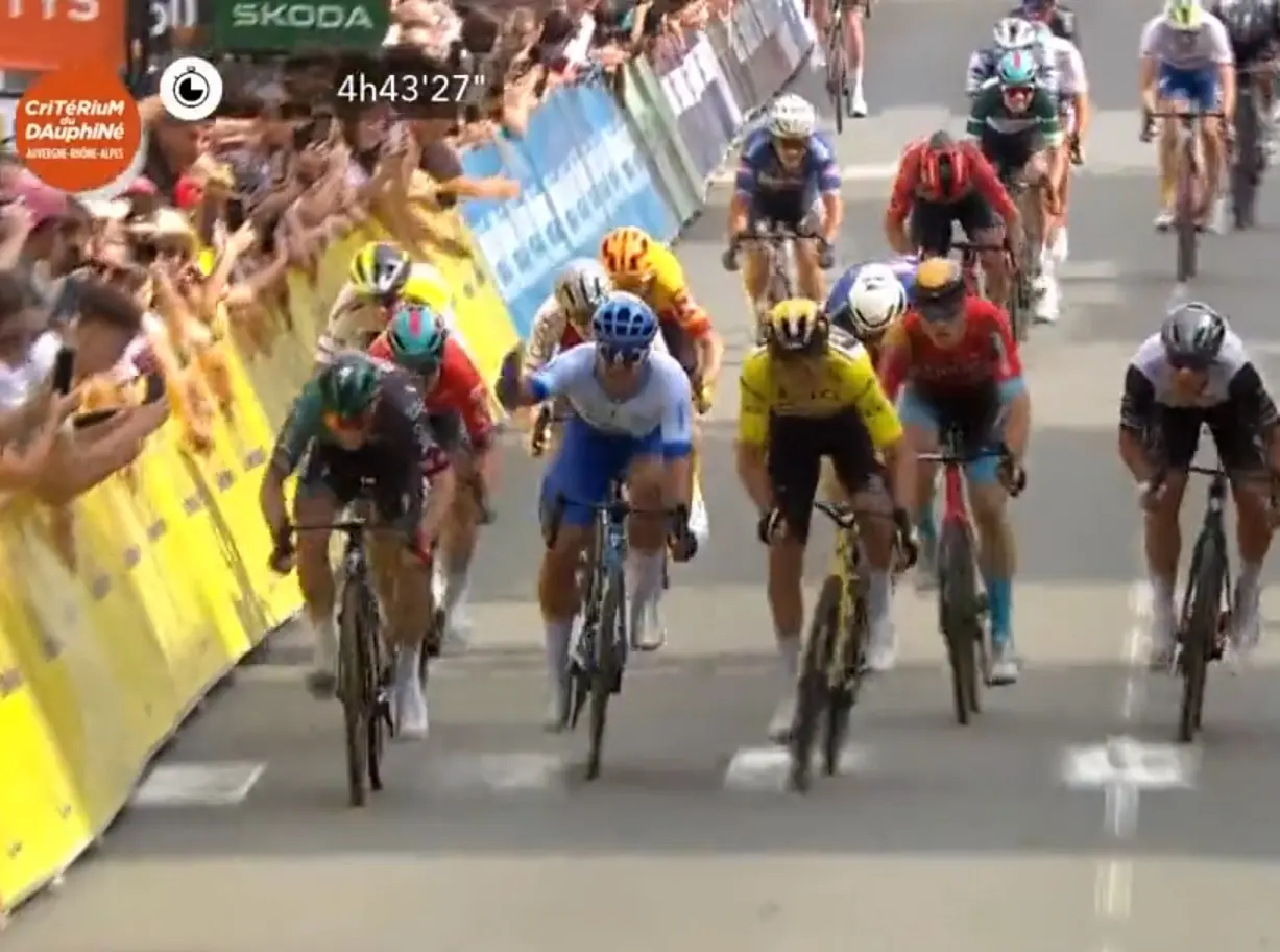 Bennett y Groenewegen. relegados a la última posición del grupo por esprint ilegal en Dauphiné: Christophe Laporte se queda con la victoria de etapa