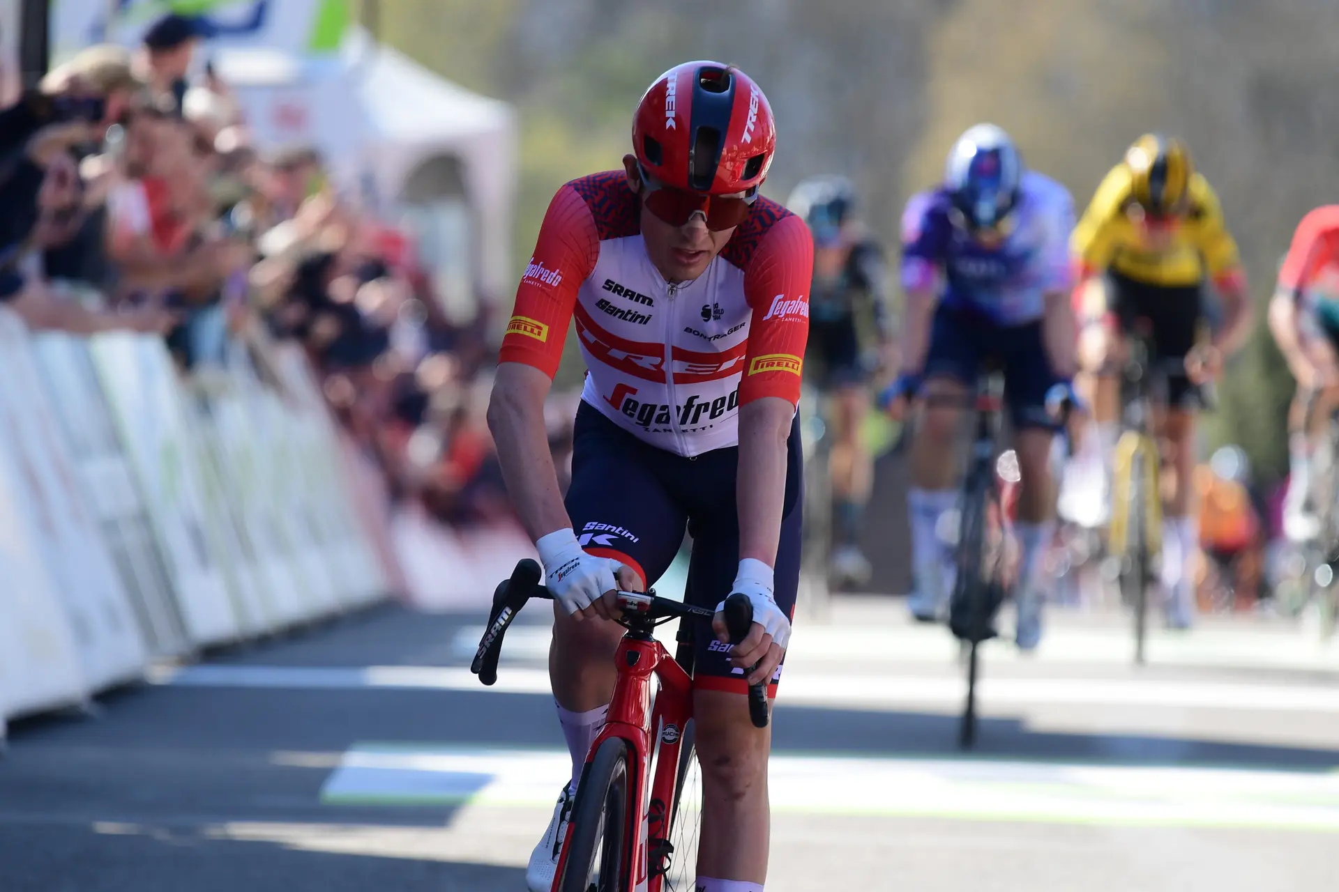 Skjelmose y Bettiol, multados y sancionados por sprint irregular