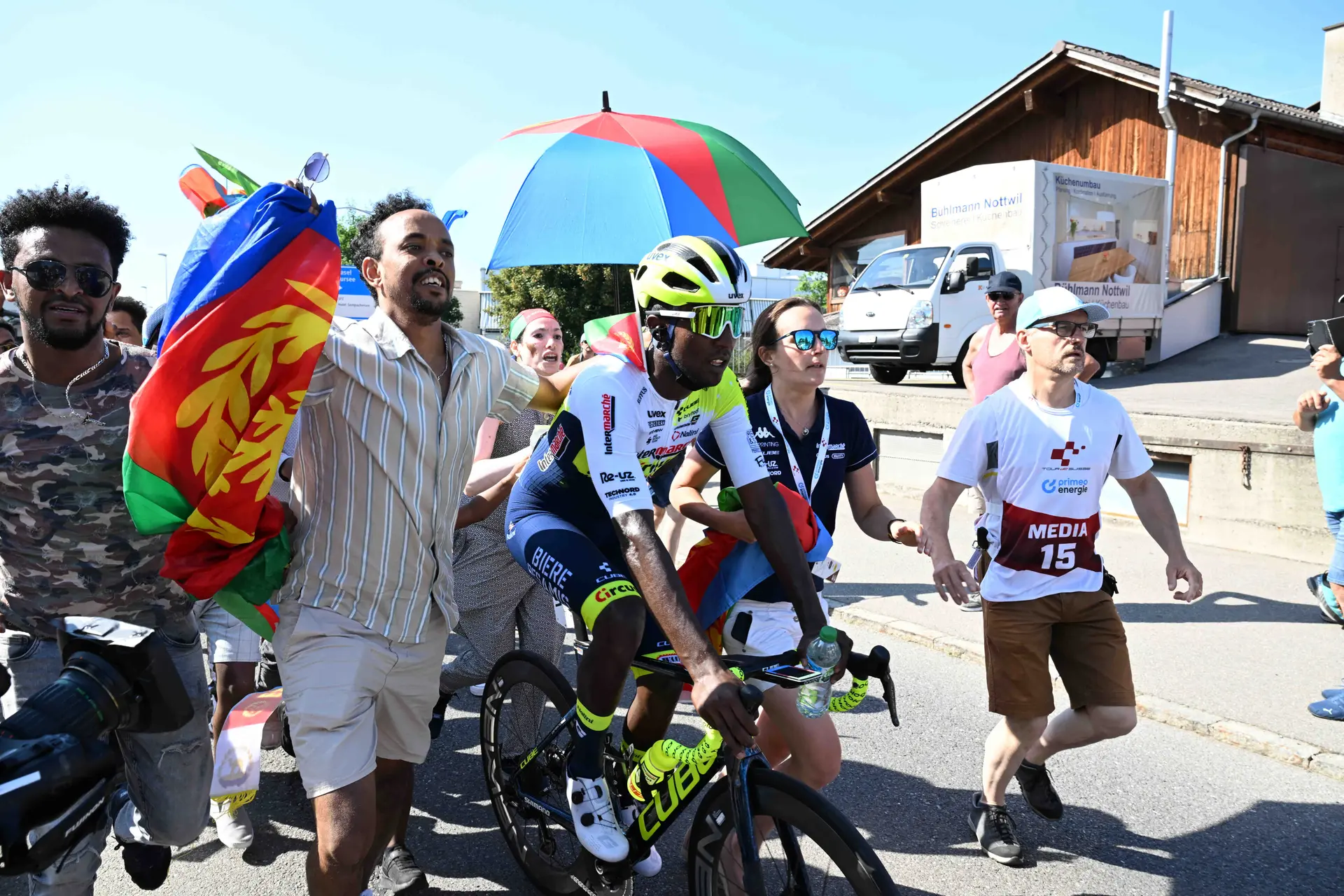 Las presiones de un continente sobre Girmay: "El ciclismo en Eritrea es más que el fútbol, elijo a Biniam antes que a Messi"