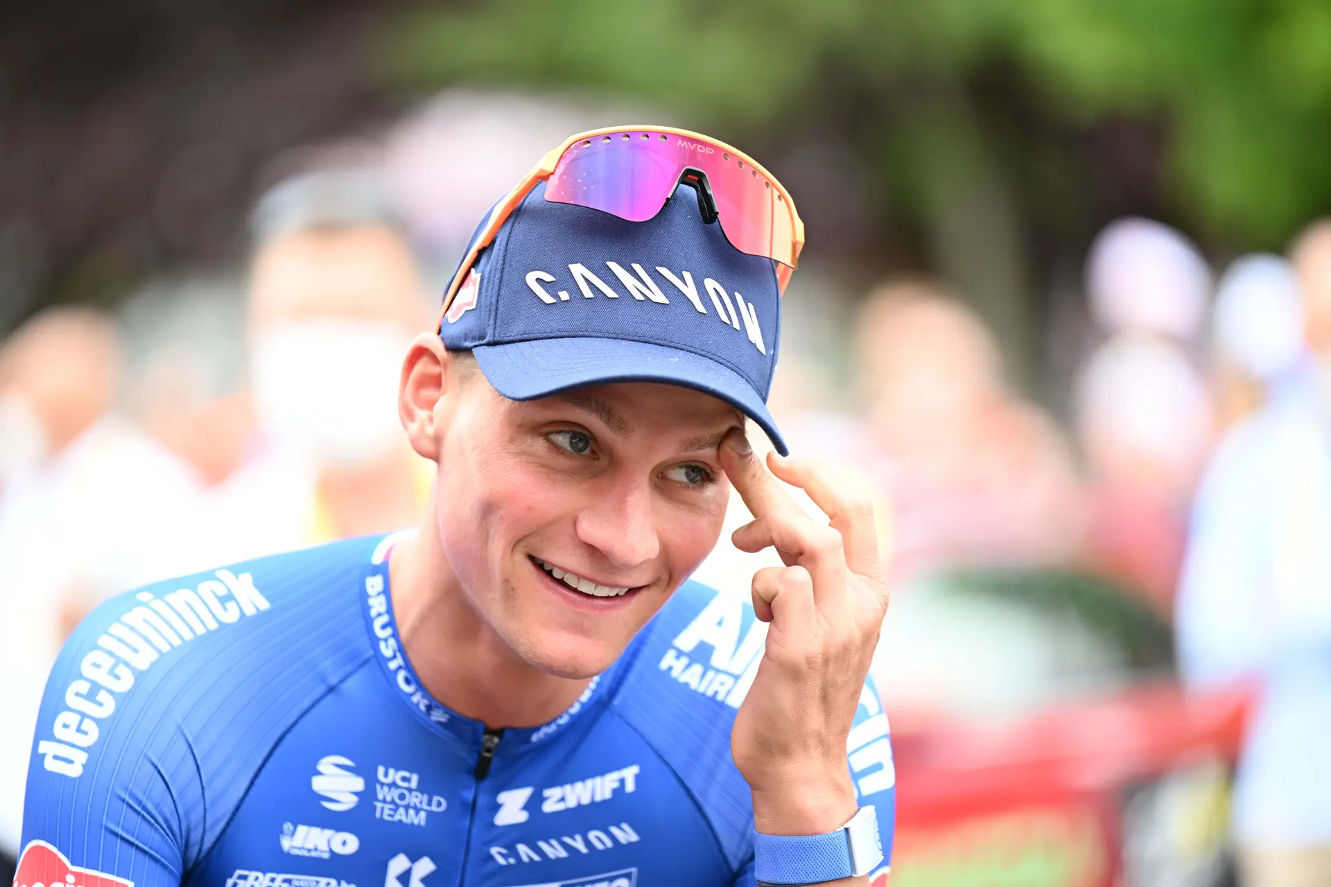 Multa y relegación para Mathieu van der Poel tras el accidentado sprint de la 4ª etapa del Tour de Francia