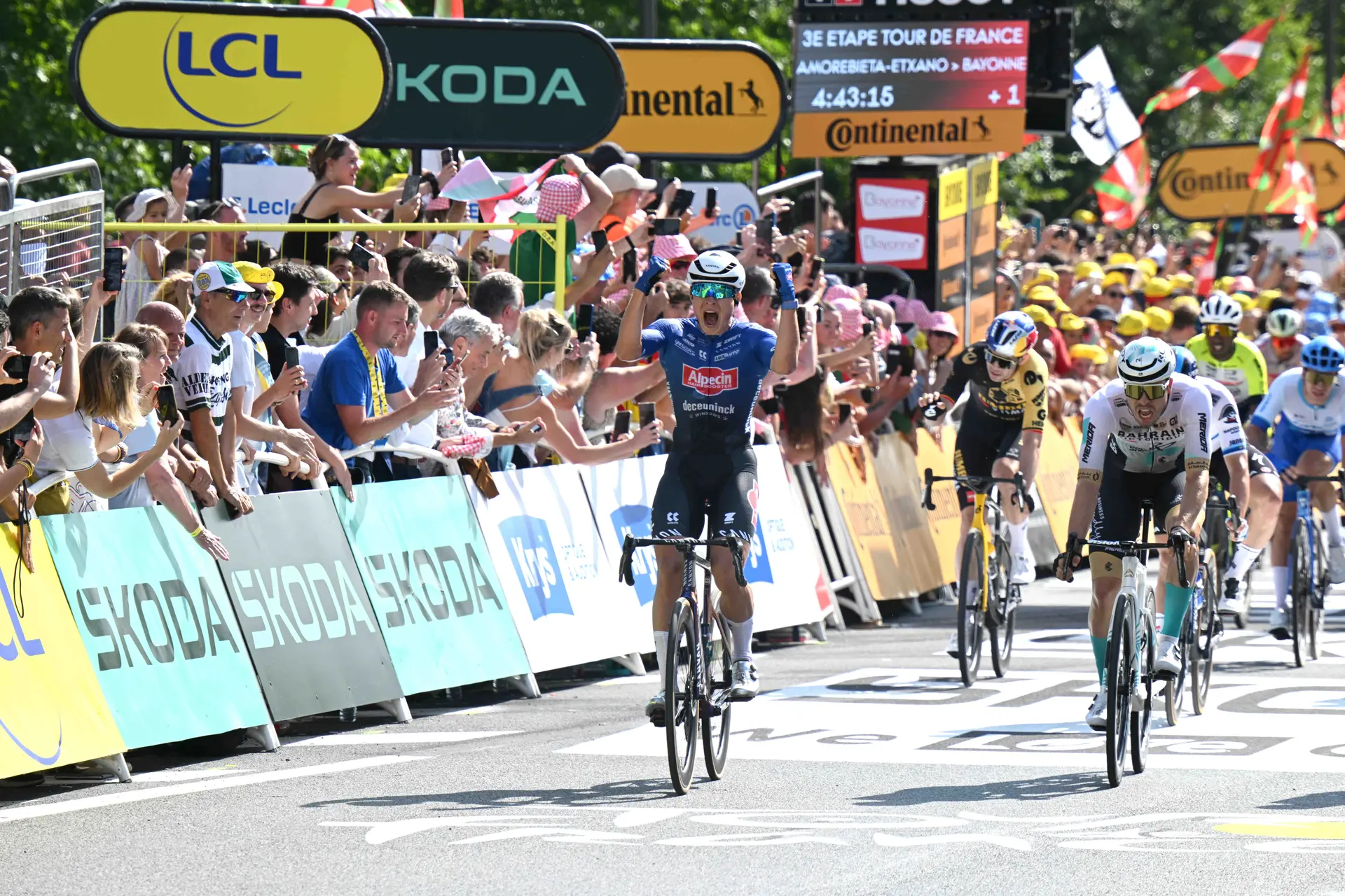 Jasper Philipsen repite victoria en un final accidentado en la cuarta etapa del Tour de Francia