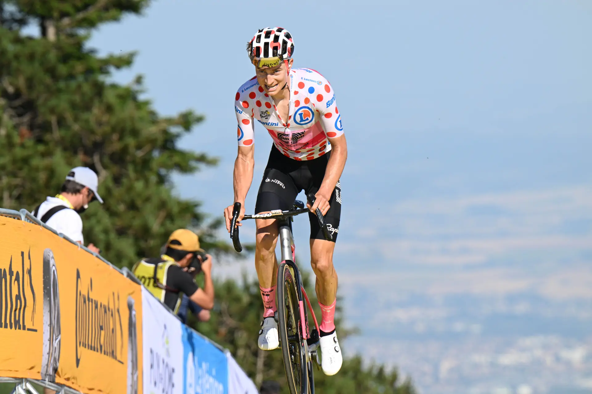 Neilson Powless, con el desafío de defender el maillot de lunares en el Grand Colombier: "Es una subida exigente"