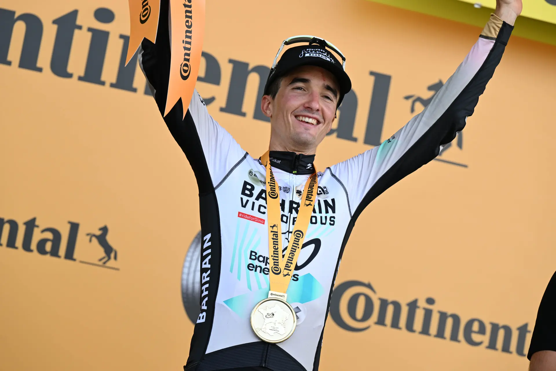 Pello Bilbao asegura que Wout van Aert es su inspiración: "Gana esprints, etapas de montaña, cronos y carreras de ciclocross"