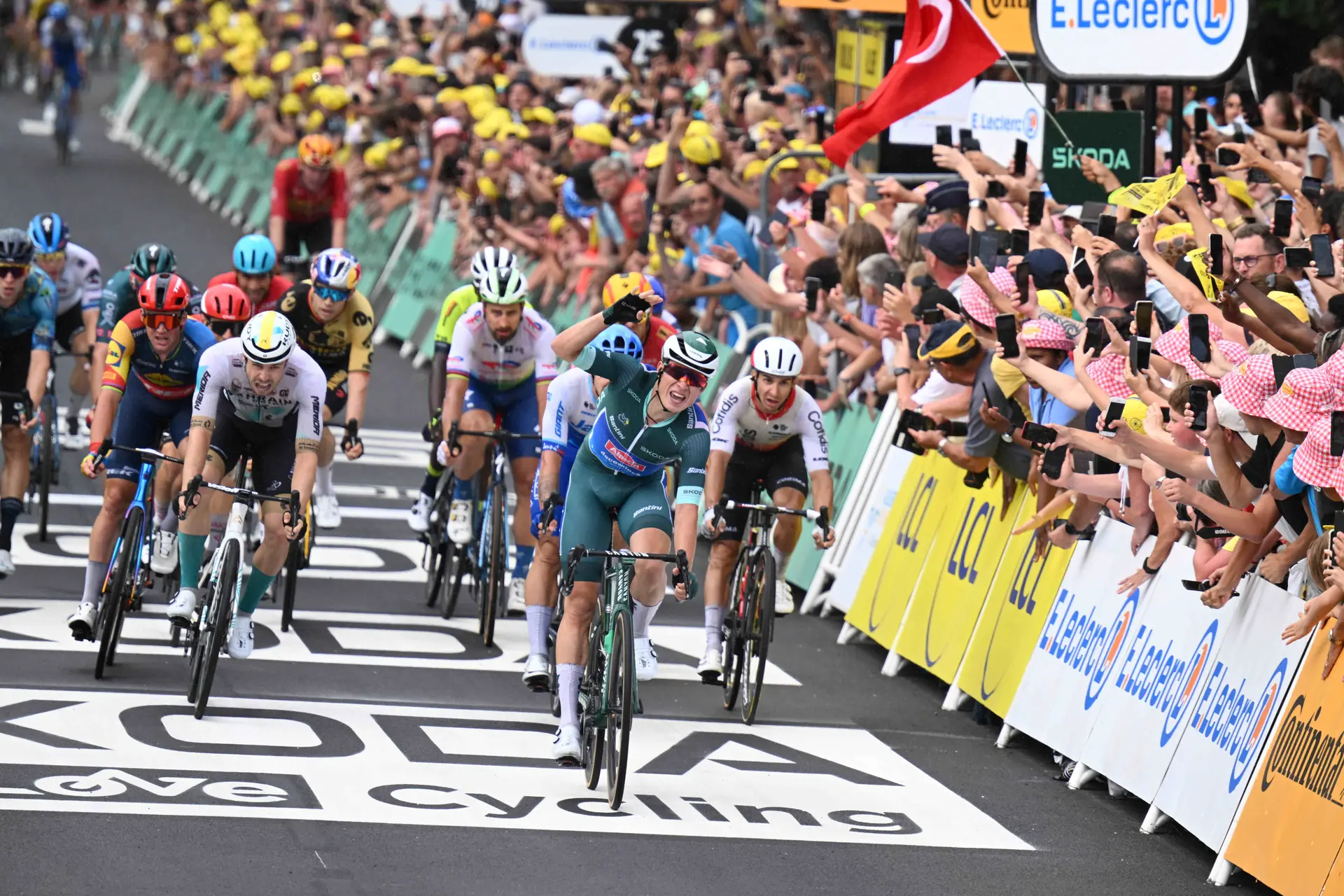 Los velocistas del Tour de Francia, cansados de la racha ganadora de Jasper Philipsen: "Es muy frustrante"