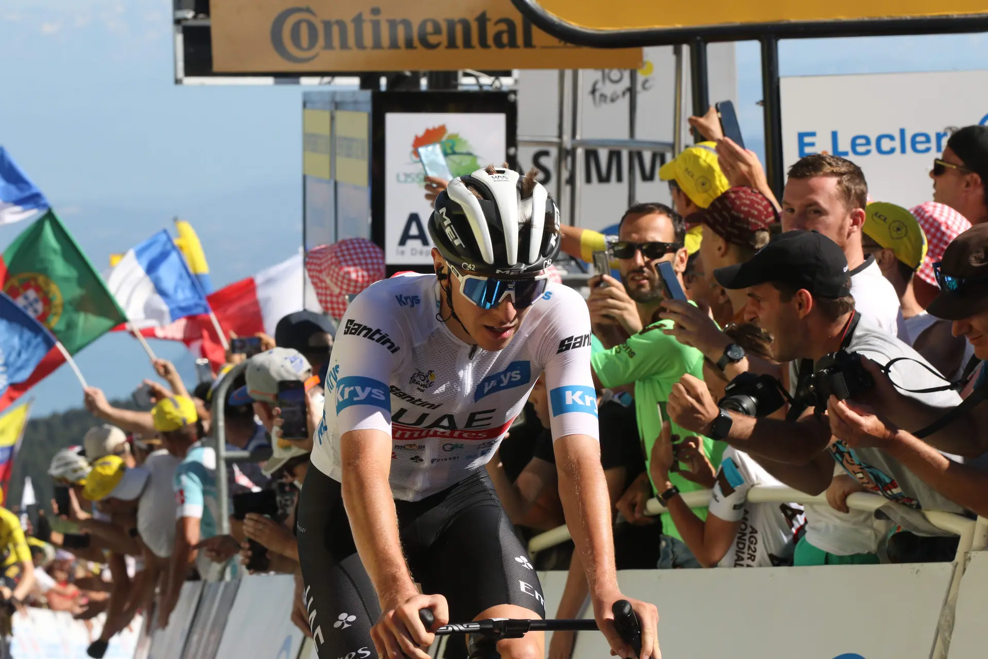 Tadej Pogacar, sobre la polémica de la moto en la cima del Col de Joux Plane: "No habría cambiado el resultado"