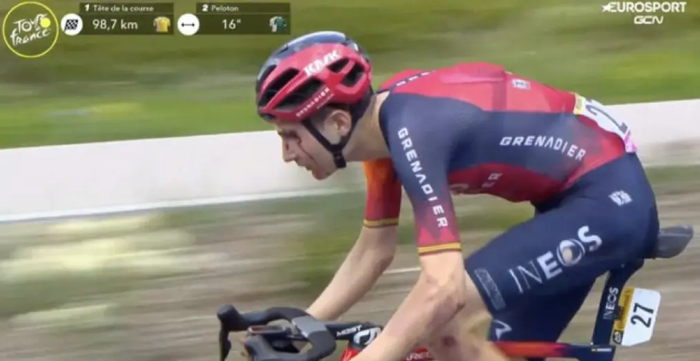 VÍDEO: Carlos Rodríguez se cae, se hace un corte en la herida y tarda en volver al pelotón porque Vingegaard estaba escapado