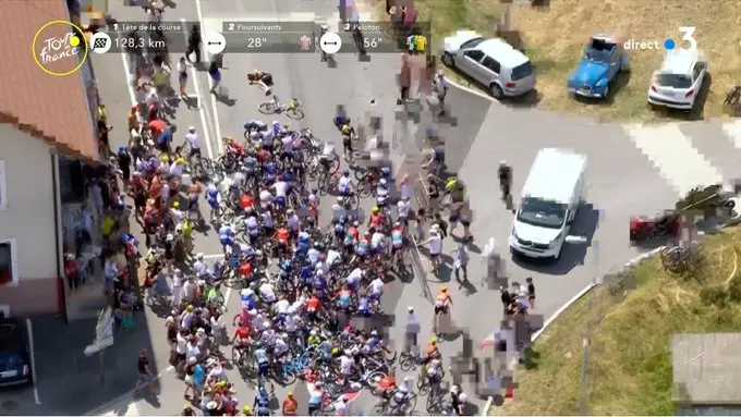 VÍDEO: Un 'aficionado' tira a Kuss y provoca otra caída masiva en el Tour de Francia en la que se vio envuelto Egan Bernal.