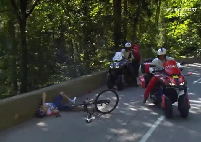 VÍDEO: Una moto choca contra Krists Neilands en un momento aterrador