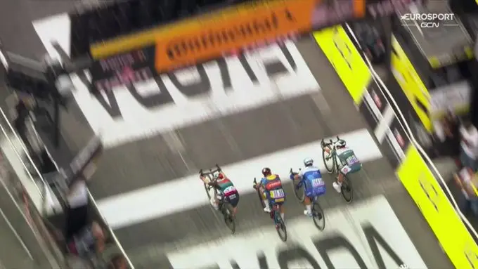 VÍDEO: ¡El brutal esprint de Jordi Meeus para sorprender a Jasper Philipsen en los Campos Elíseos!