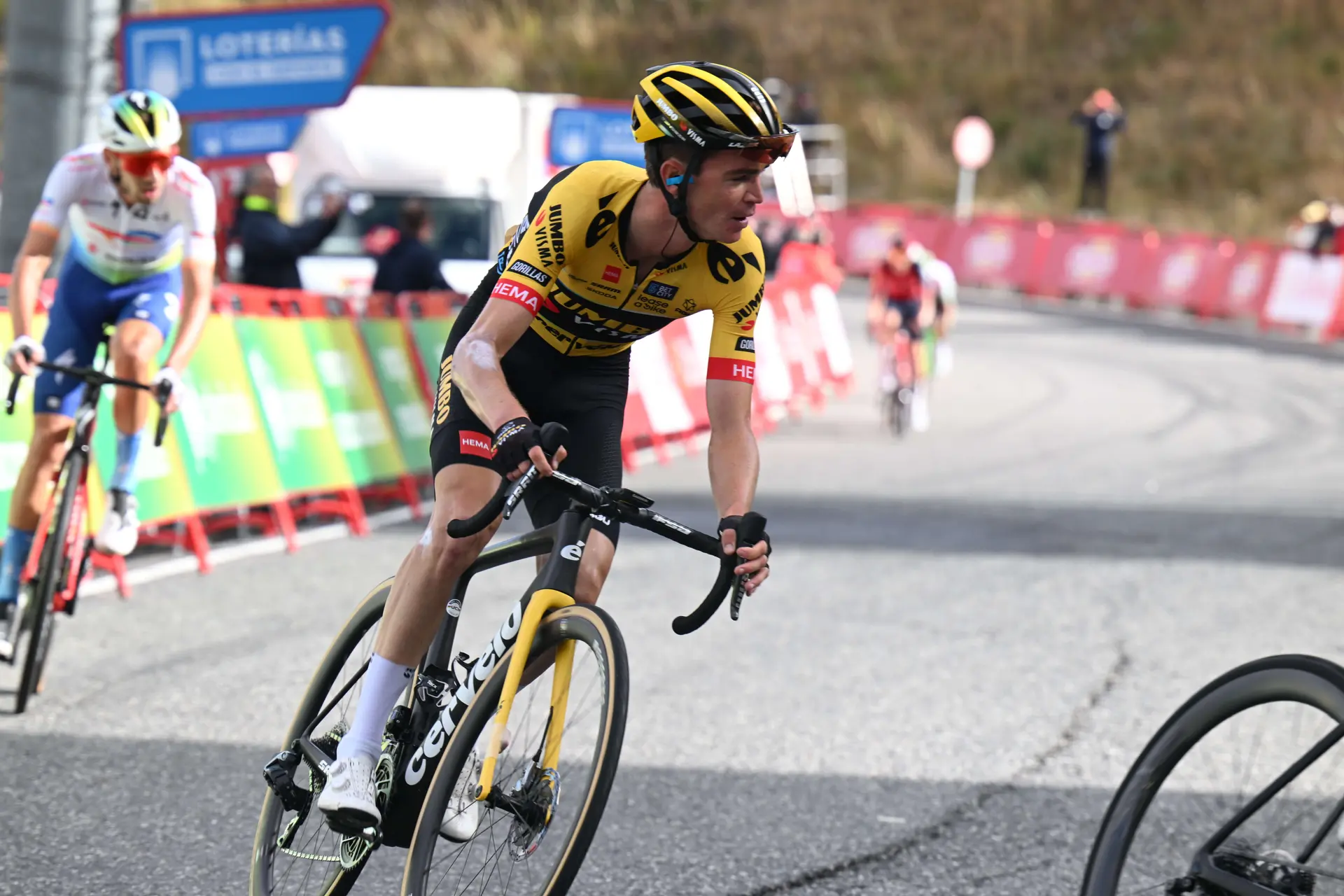 Movistar, Soudal e INEOS tiran para intentar controlar una fuga con gran protagonismo de Jumbo