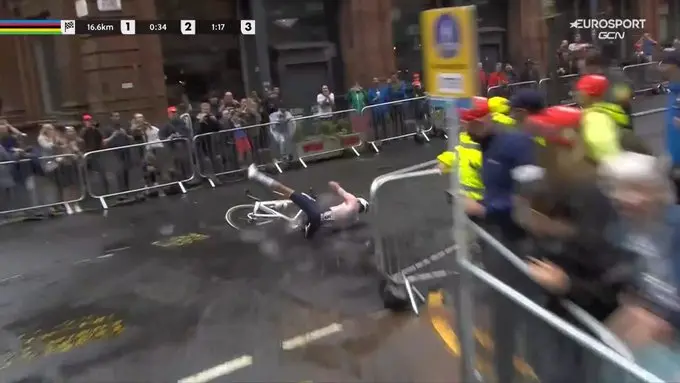 VÍDEO: Dramático accidente de Mathieu van der Poel liderando el Mundial a 15 km del final