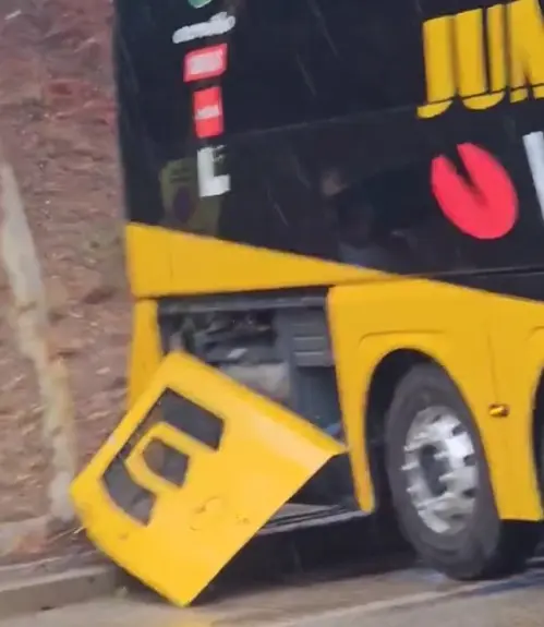 VÍDEO: El autobús del Jumbo-Visma fue destrozado al salir de Barcelona tras la 2ª etapa