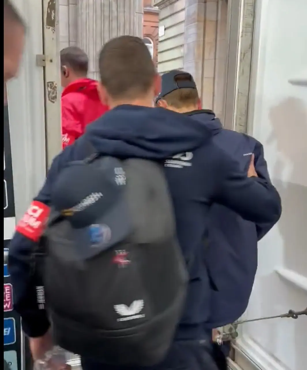 VÍDEO: Pogacar, reventado y al borde del colapso, es ayudado a alejarse del podio del Mundial
