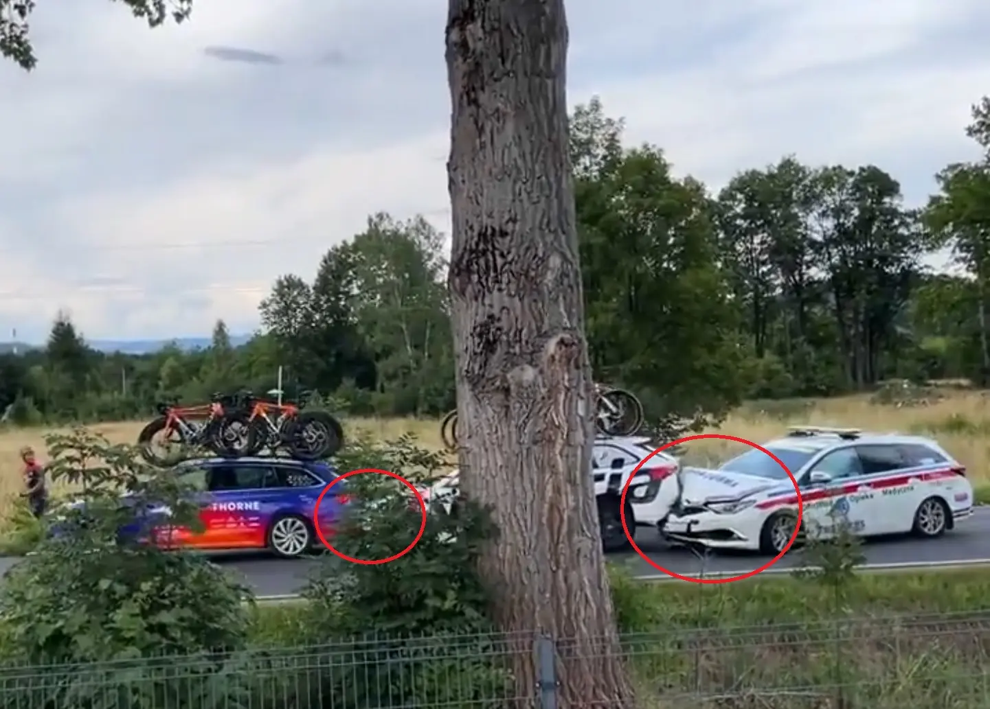 VÍDEO: Un cambio de bici provoca un tremendo accidente múltiple en el Tour de Polonia