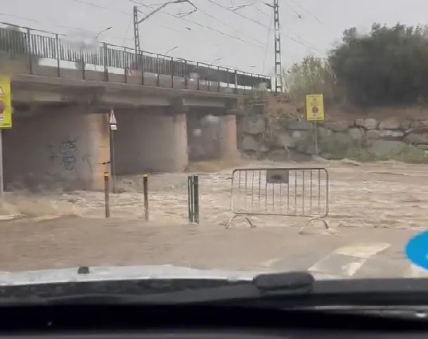 VÍDEO: ¡Riesgo de neutralización en la etapa de hoy de la Vuelta a España por las fuertes lluvias que inundan Barcelona!