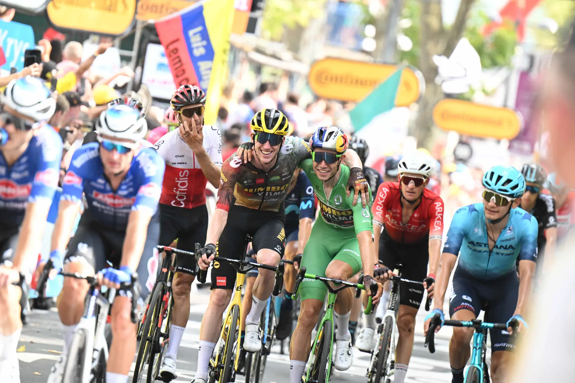 Wout van Aert admite que la noticia del accidente de Van Hooydonck le afectó mucho: "Las primeras horas fueron las peores: temía por su vida"