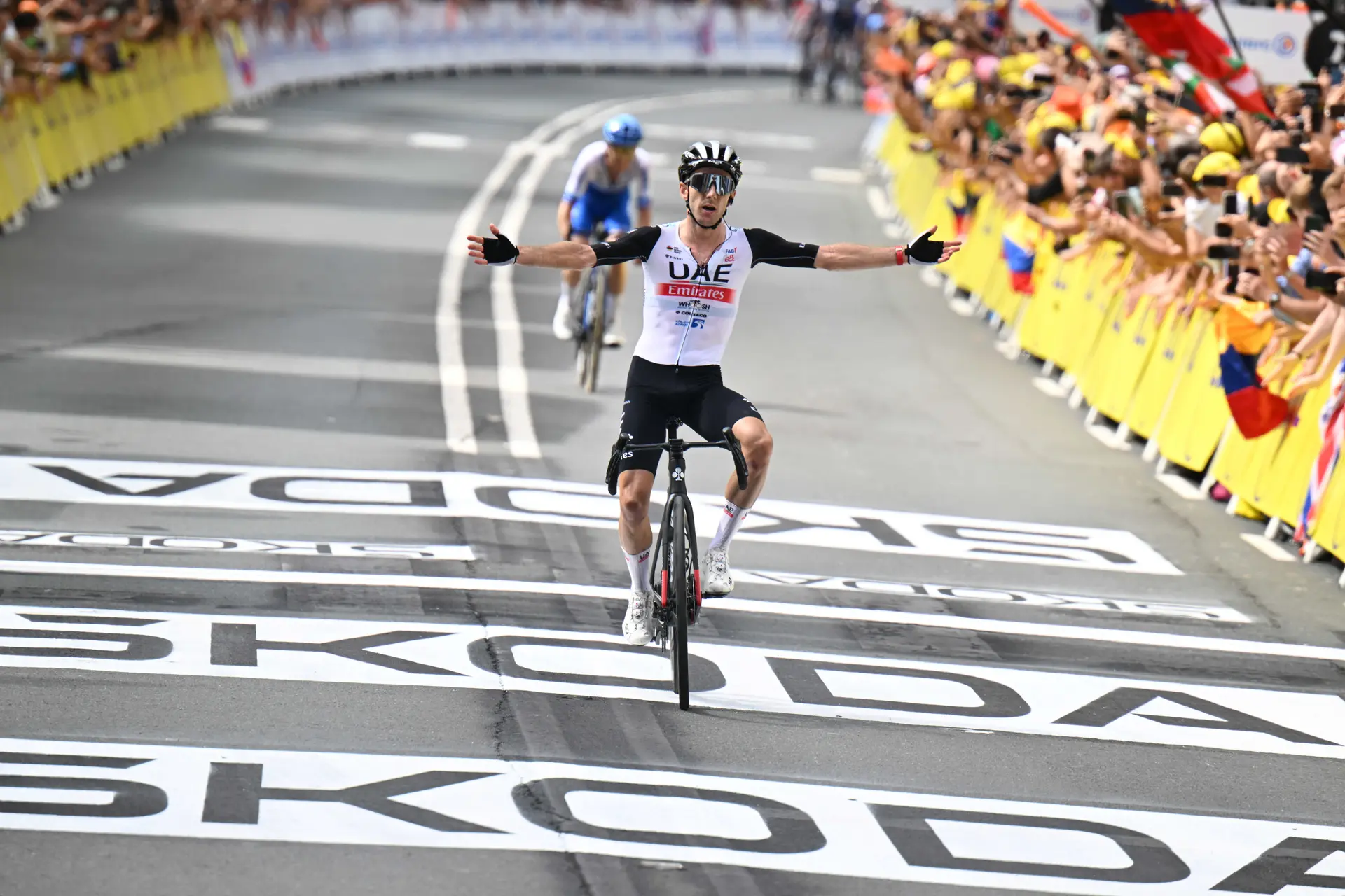 Adam Yates gana una explosiva edición del GP de Montreal por delante de Sivakov y Aranburu