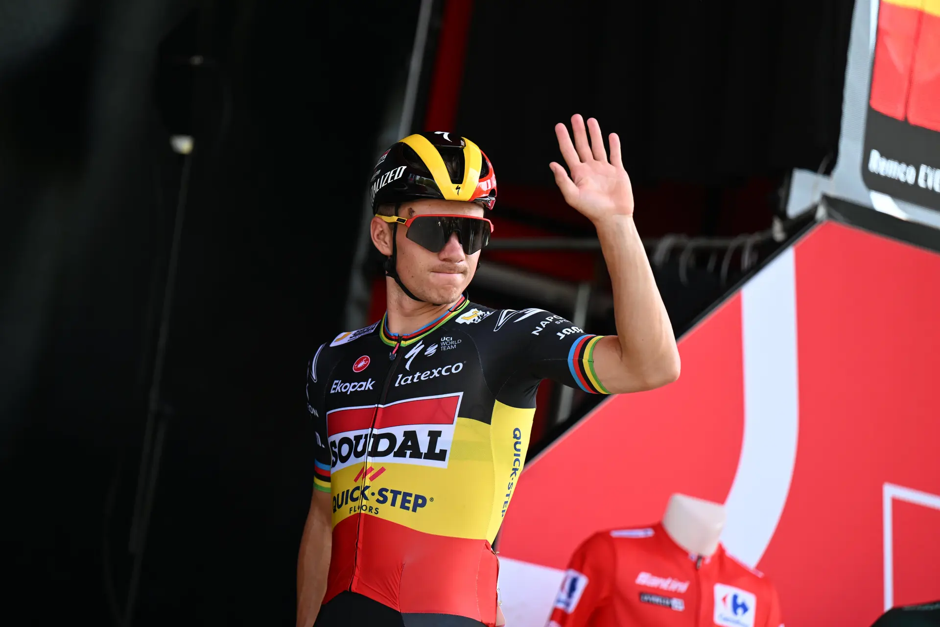 Remco Evenepoel muestra su apoyo a las víctimas del terremoto de Marruecos en la salida de la Vuelta a España