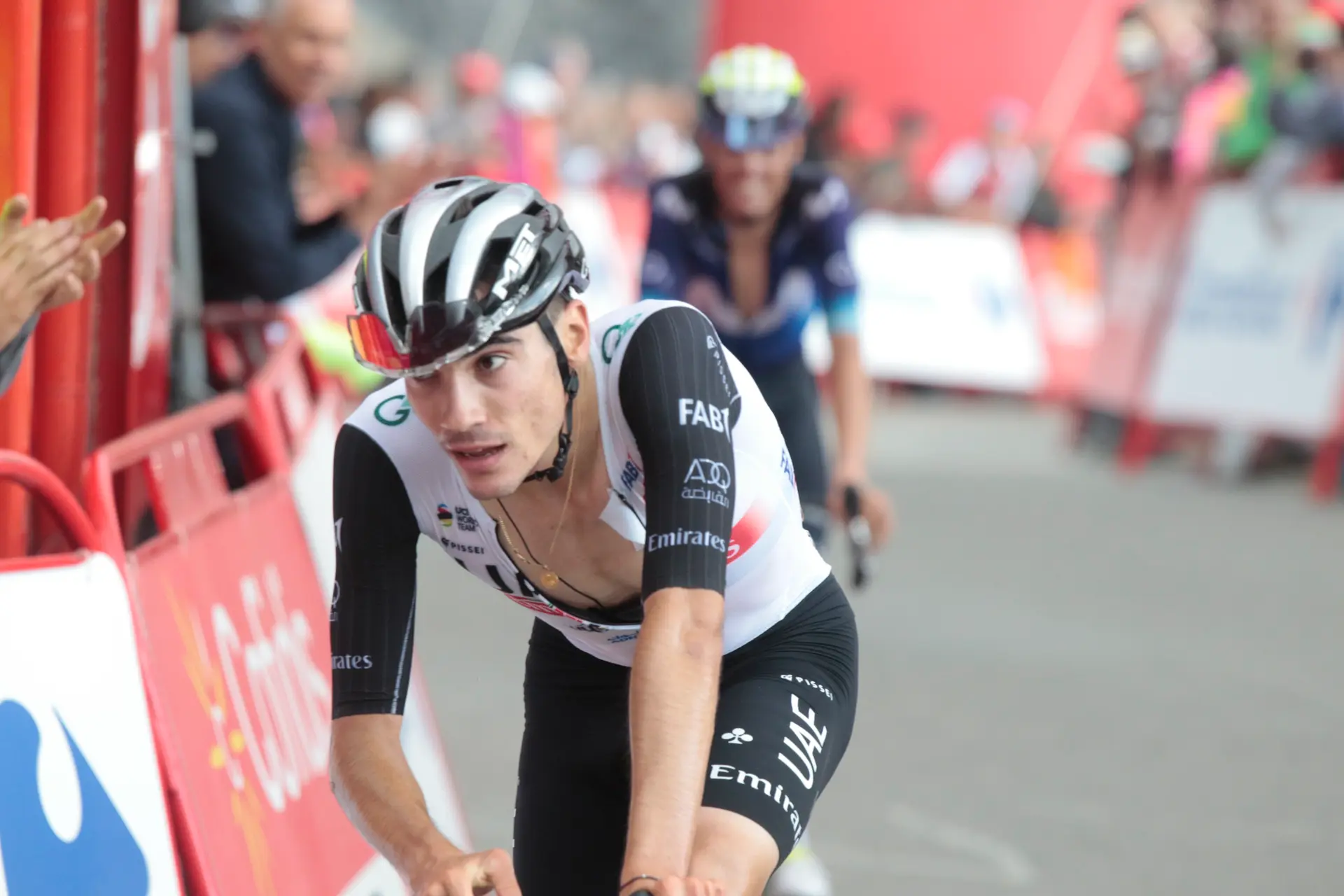 Juan Ayuso, muy enfadado con su decepcionante etapa en la Vuelta: "Tengo que hablarlo con el equipo porque no sé muy bien qué ha pasado"