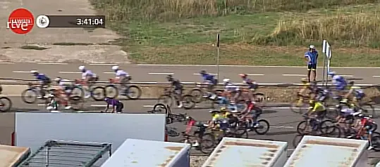 VÍDEO: La terrible caída a menos de un kilómetro para la meta que dejó fuera del esprint final a todo el Alpecin-Deceuninck