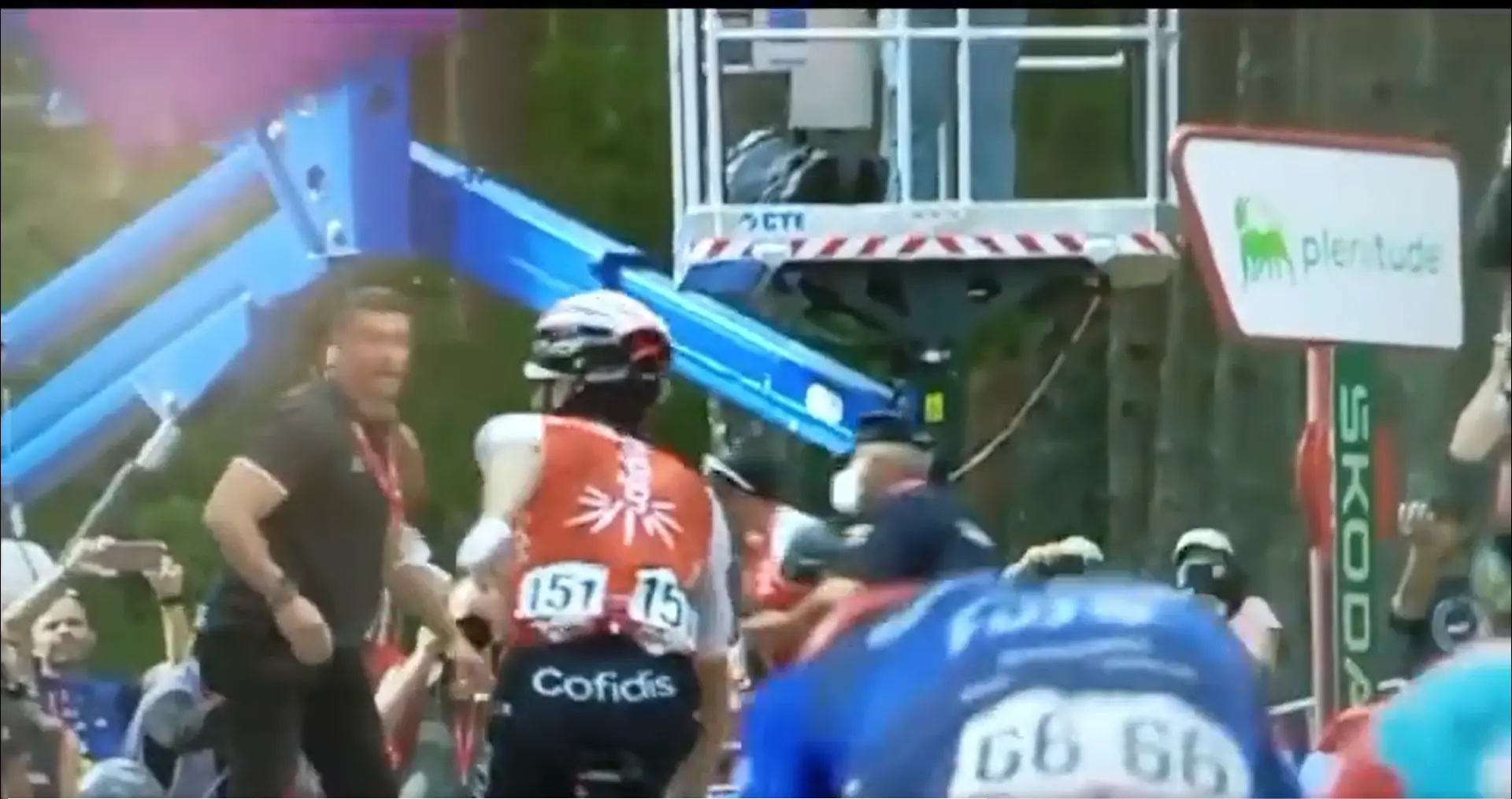 VÍDEO: La policía intercepta a un miembro del Cofidis por su celebración de la victoria de Jesús Herrada en la Vuelta