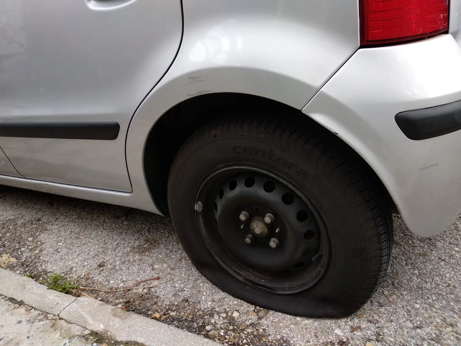 Vandalismo contra varios vehículos durante la salida de la Vuelta a España en Manzanares el Real
