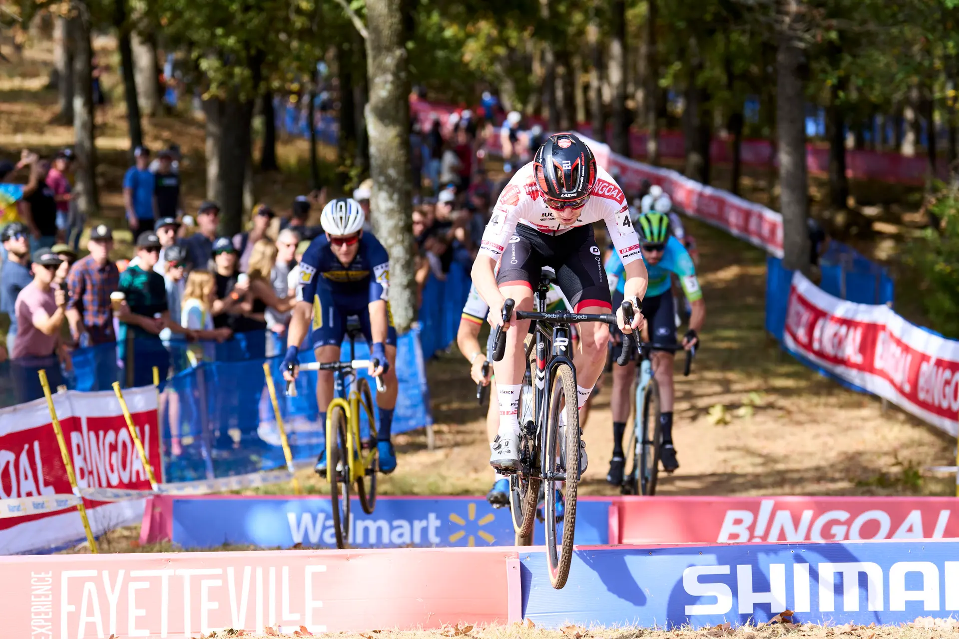 Eli Iserbyt logra una brillante victoria en la Copa del Mundo de Flamanville; Lars van der Haar y Pim Ronhaar completan el podio