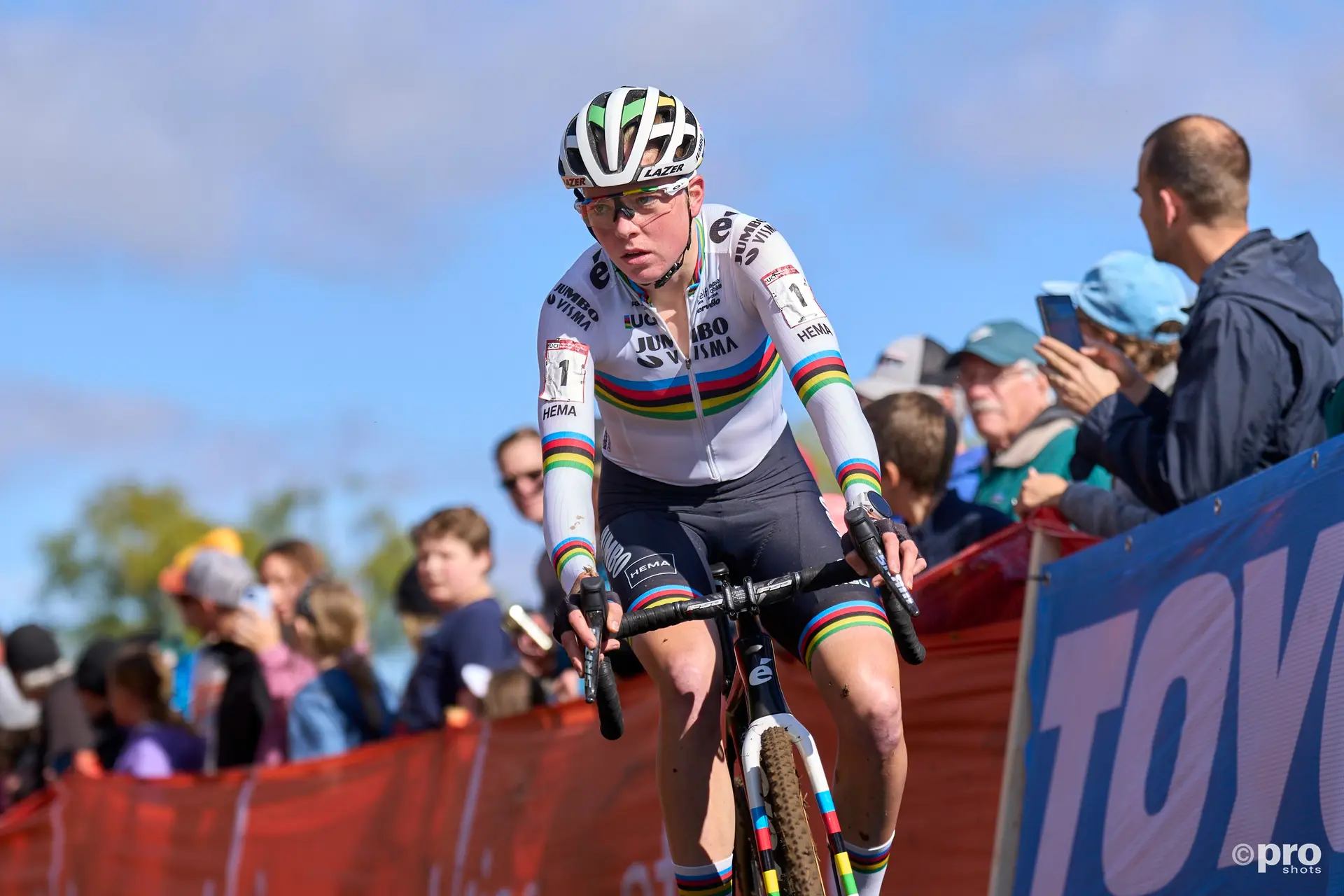 Una imagen increíble muestra el estado de las piernas llenas de barro de Fem van Empel tras el Ciclocross de Koppenberg