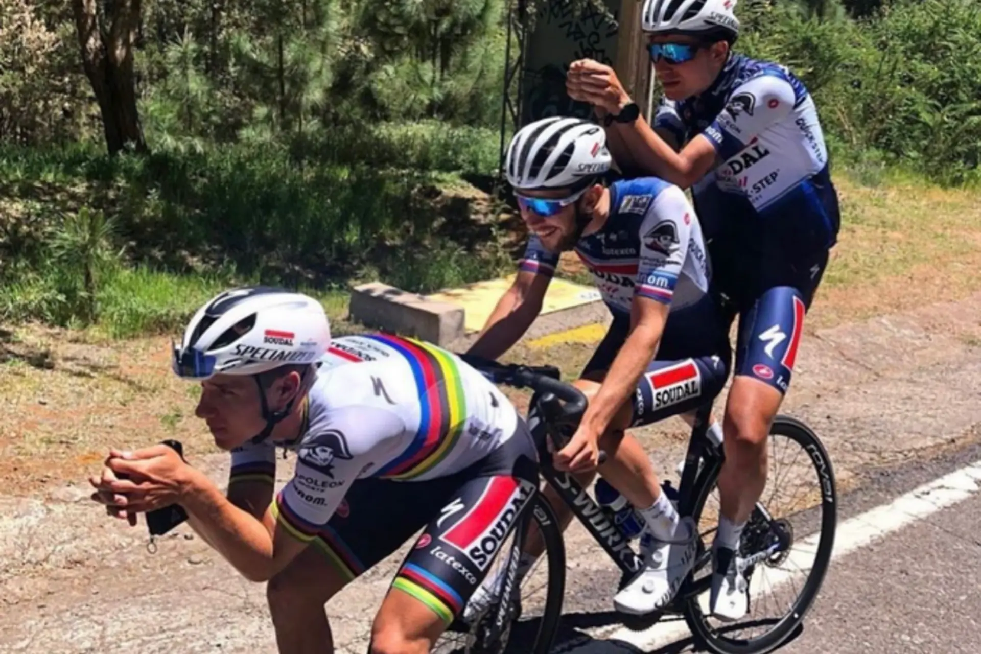 La hilarante foto en la que Remco Evenepoel prueba una nueva posición aerodinámica revolucionaria