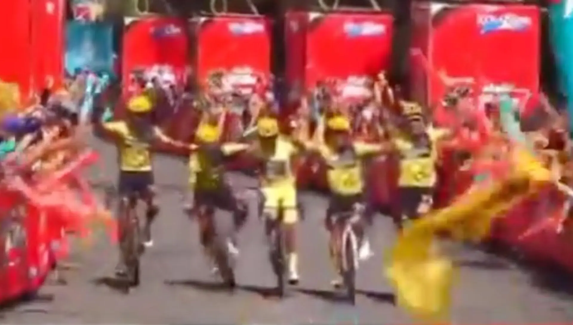 VÍDEO: La surrealista secuencia en el final de la Vuelta a Guatemala cuando el equipo ganador se estrella en la línea de meta