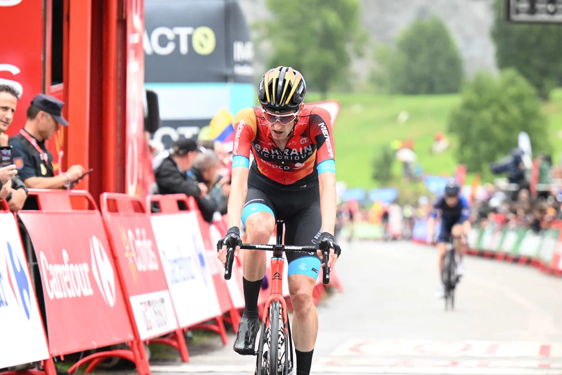 Wout Poels, sobre tener que afrontar los entrenamientos sin Gino Mäder: "Realmente me atormentó por un tiempo"