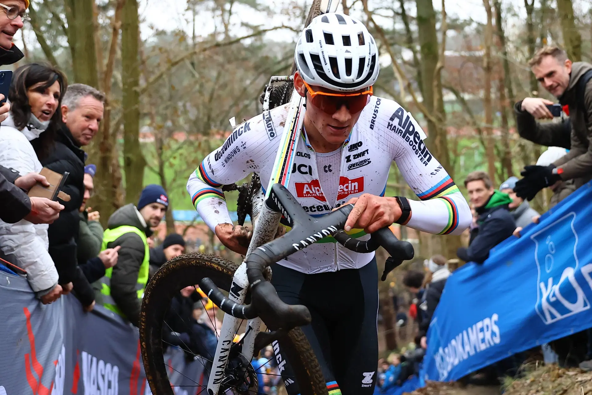 Mathieu van der Poel se excusa por su repugnante escupitajo a un espectador en la Copa del Mundo: "Estoy harto de abucheos"